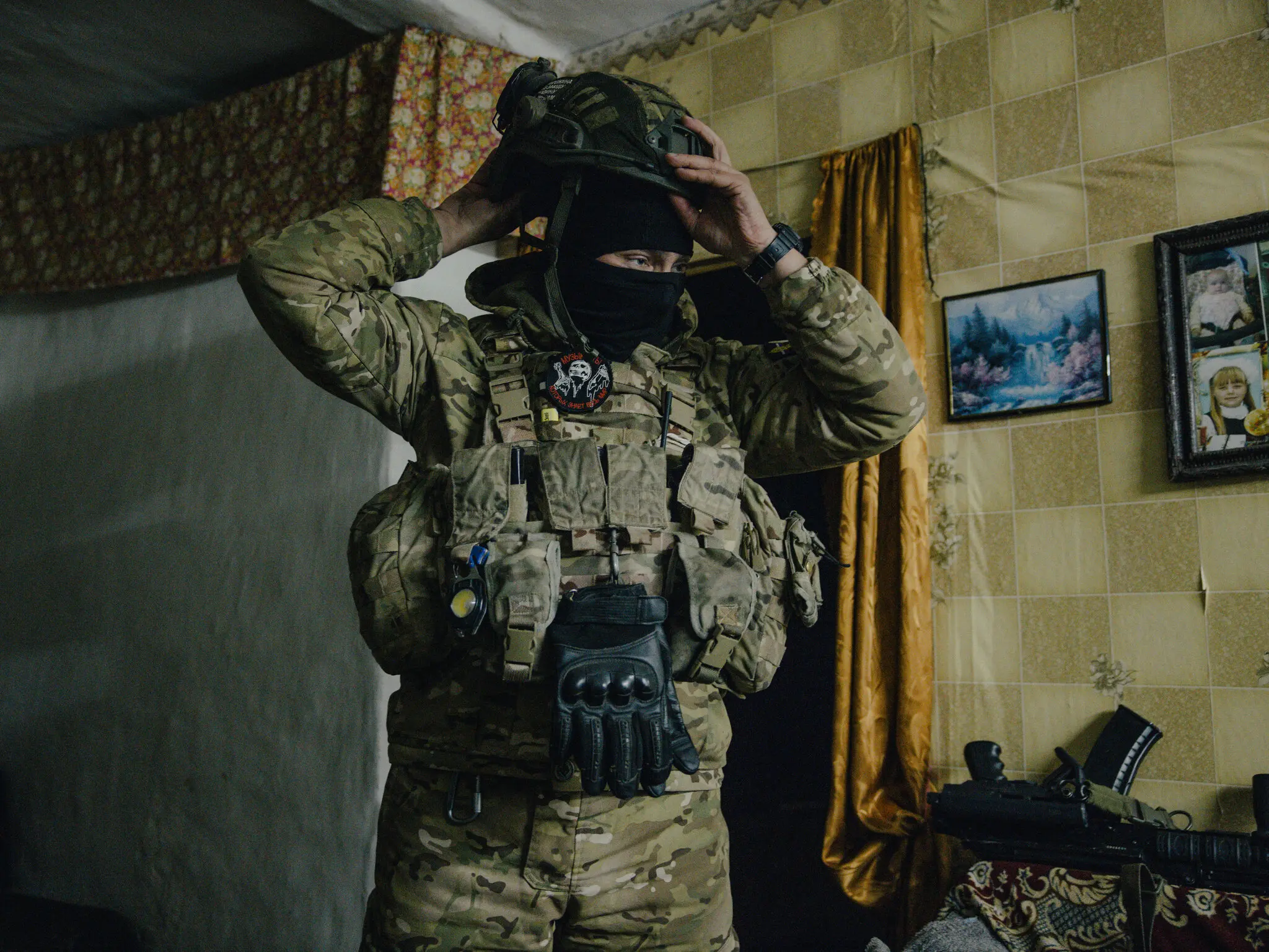 Російський солдат готується до переходу на артилерійську позицію.